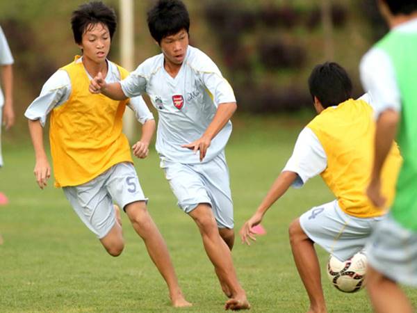 Khi nào nên chơi bóng đá bằng chân trần